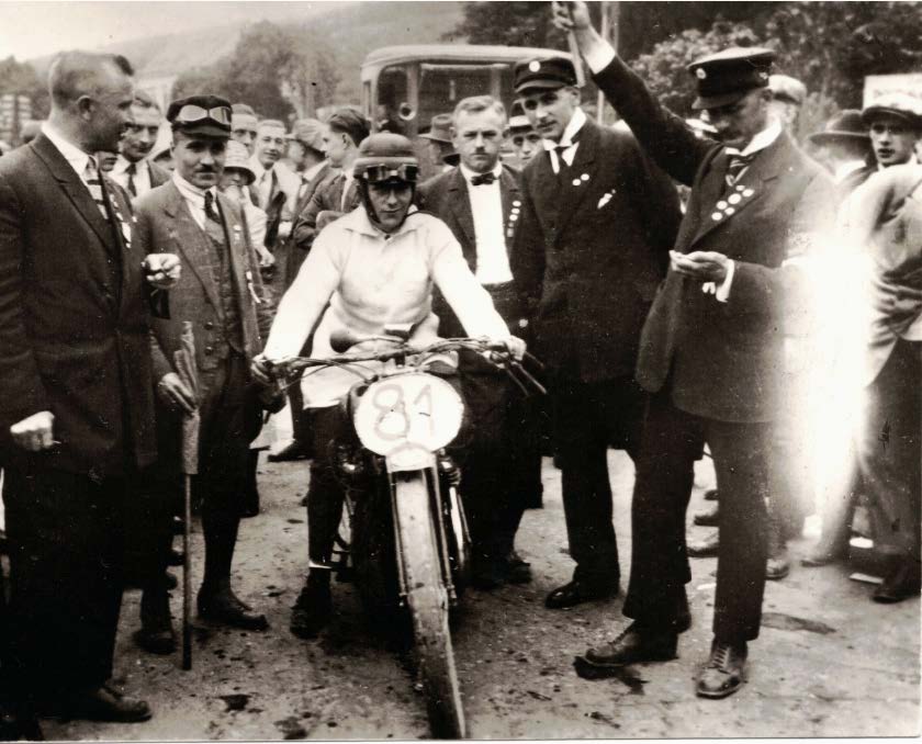 Ewald Wittmer auf Allright KG beim Start zum Hohensyburg-Rundstreckenrennen 1924. Sieger in der Klasse bis 500ccm³ mit Streckenrekord.
